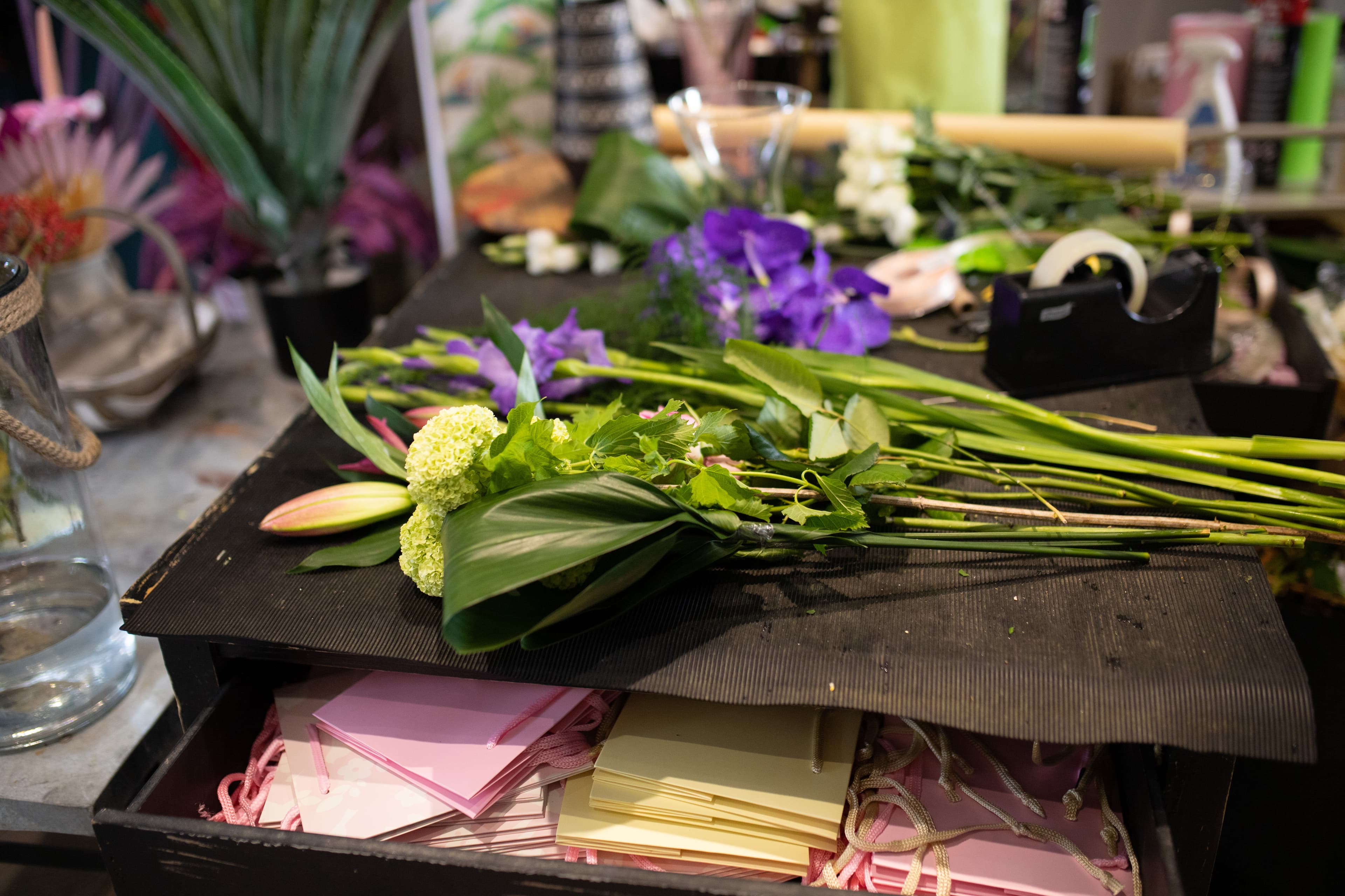 Cash and Carry floristico professionale con fiori in lavorazione